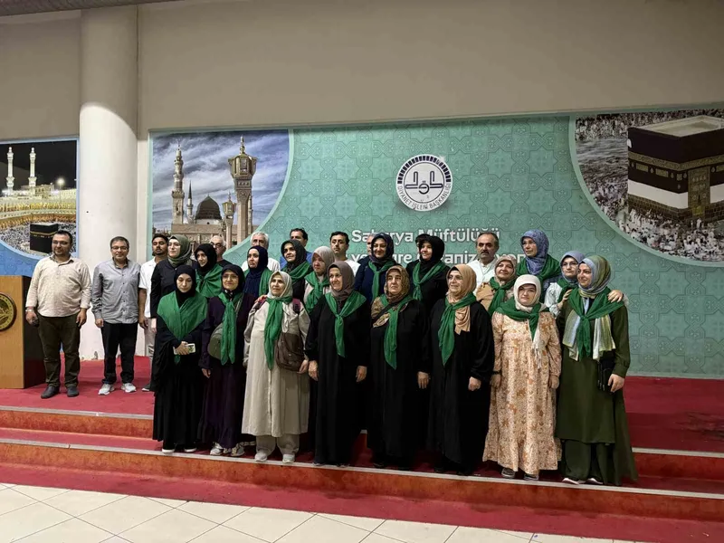 İşitme engellilerin umre heyecanı: Gözyaşları ve dualarla uğurlandılar
