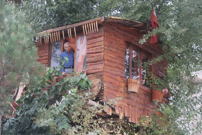 Hikâyesiyle yürek burkan ağaç ev yeniden inşa ediliyor
