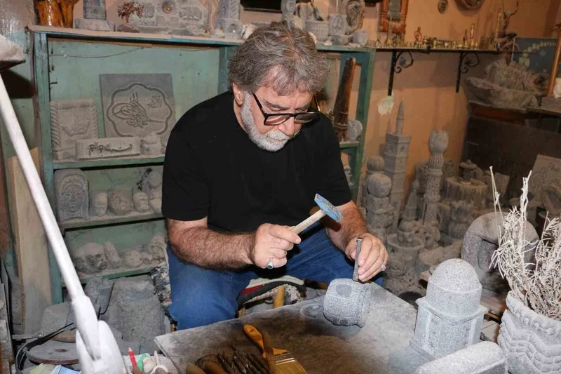 Emekli öğretmen taşlara ’fısıldıyor’
