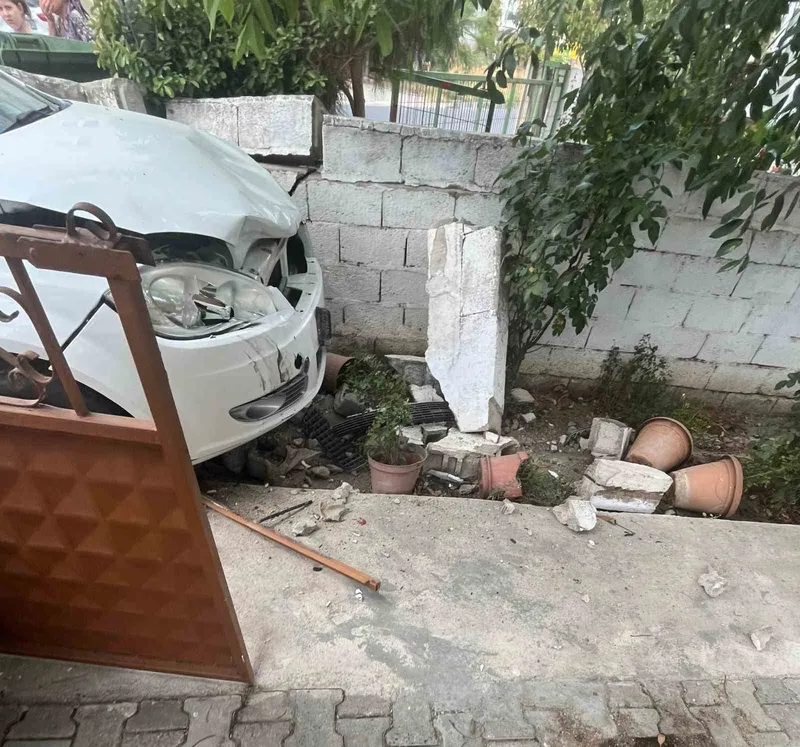Muratlı’da otomobil bahçe duvarına çarptı
