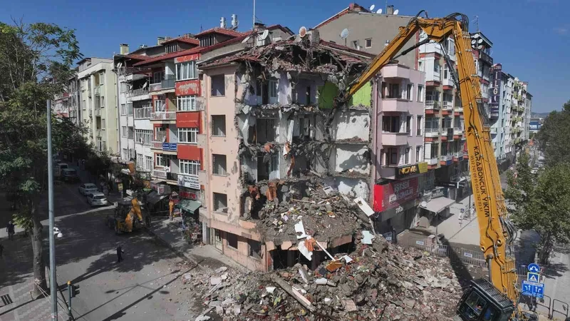 Isparta’da 53 yıllık Çarşı Polis Karakolu binası riskli yapı olduğu için yıkıldı

