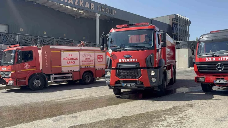 Gaziantep’te fabrika yangınında 2 kişi dumandan etkilendi
