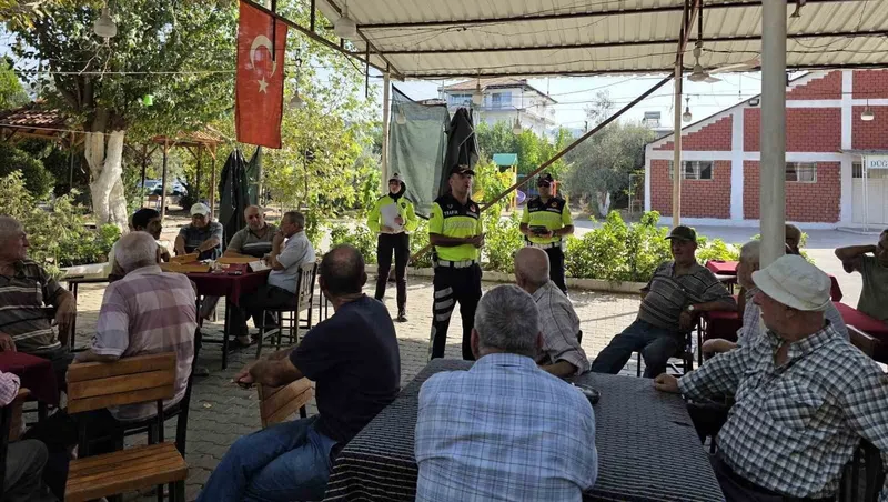 Salihli’de polis ve jandarmadan vatandaşlara trafik eğitimi
