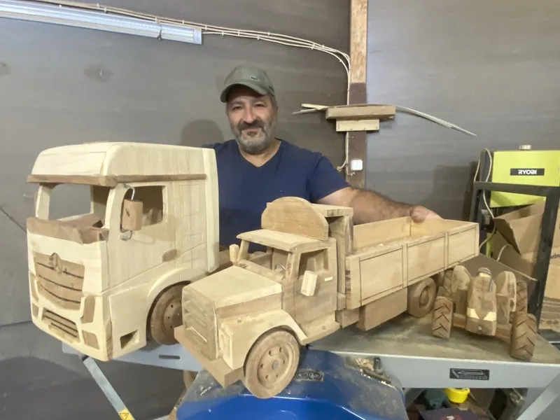 Burdur’da hobi olarak başladığı ahşap ustalığına belediyenin atölyesinde devam ediyor
