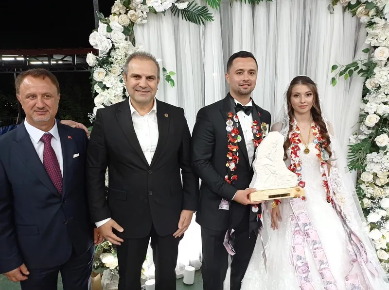 Başkan Dilsiz, genç çiftlerin mutluluğuna ortak oldu
