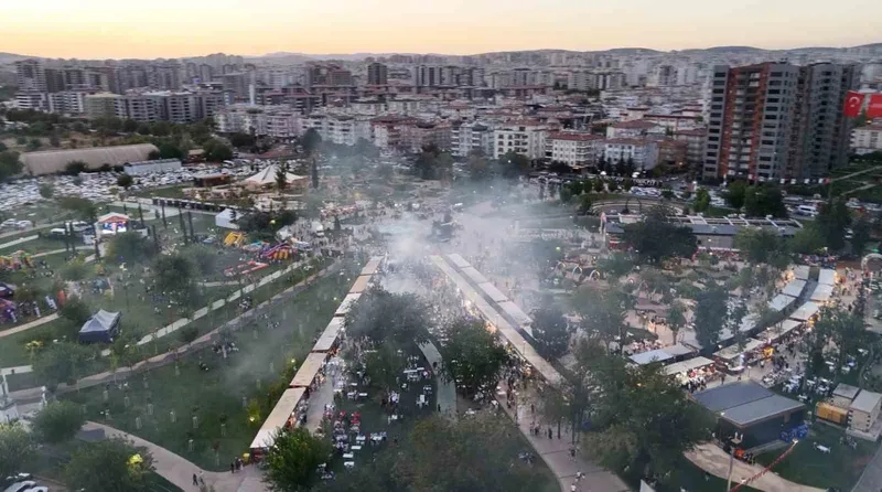 GastroANTEP’te kebap stantlarının önünde kuyruk oluştu, dumandan göz gözü görmedi
