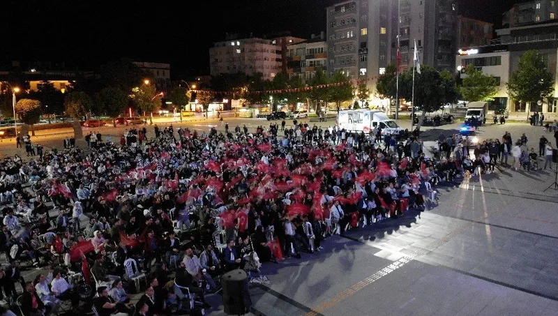 Çorum’da yüzlerce vatandaş ellerindeki Türk bayraklarıyla ‘12 Dev Adam’ı destekledi
