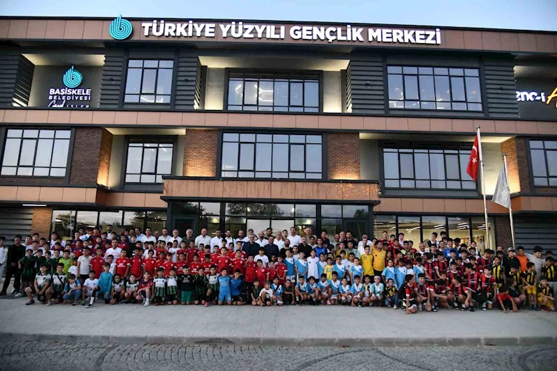 Başiskele’de spor kulüplerine malzeme desteği
