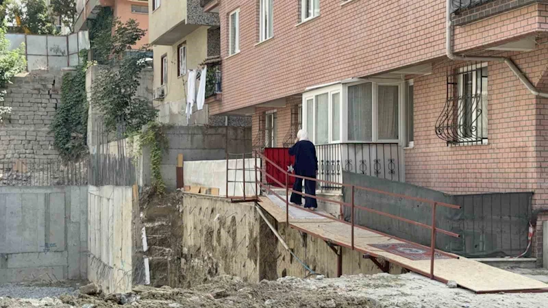 Bahçelievler’deki inşaat, yan binanın girişinde çökmeye neden oldu

