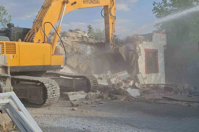 Depreme etkilenen orta hasarlı yapıların yıkımına başlandı
