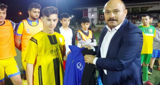 Futbol oynadığı takımını unutmadı